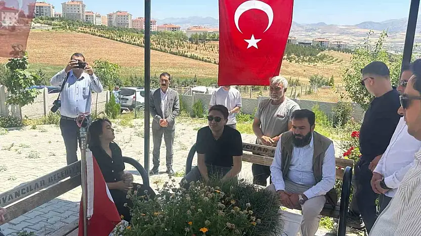 Kaymakam Dilekli'den duygusal veda: Şehit Yusuf Ataş'ın mezarı başında helallik aldı