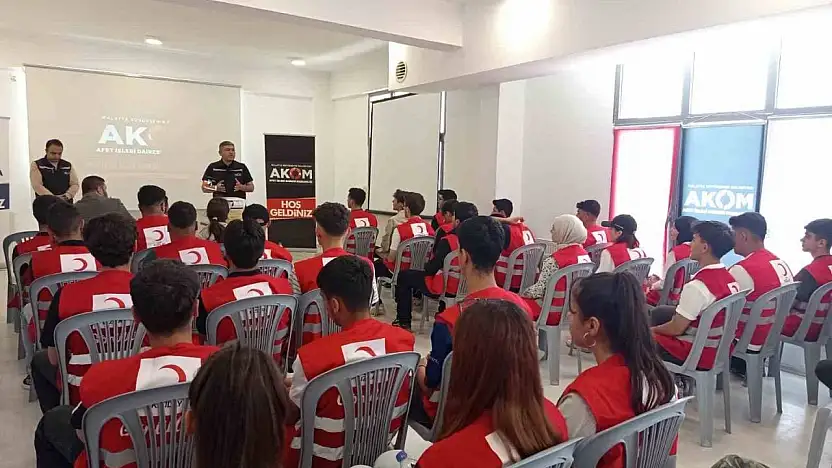 Malatya Büyükşehir Belediyesi'nden genç gönüllülere afet ve yangın eğitimi
