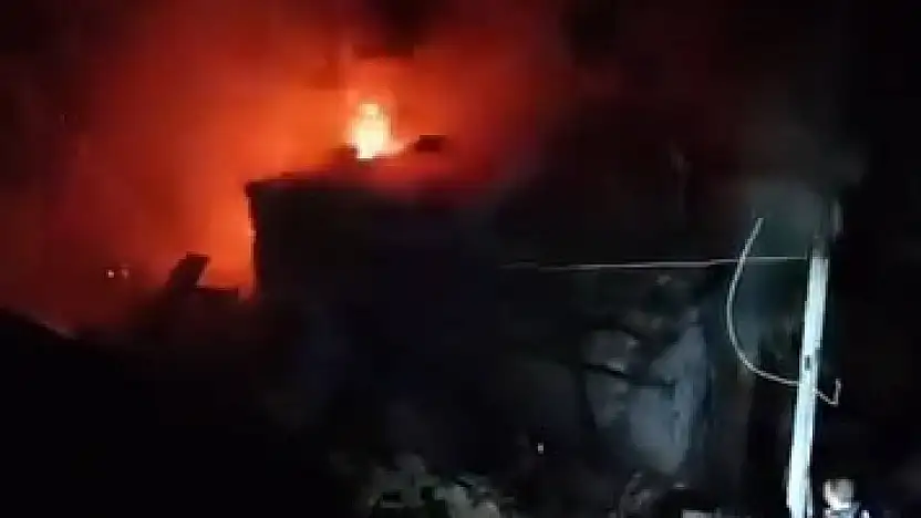 Ormanlık alanda çıkan yangın eve sıçradı