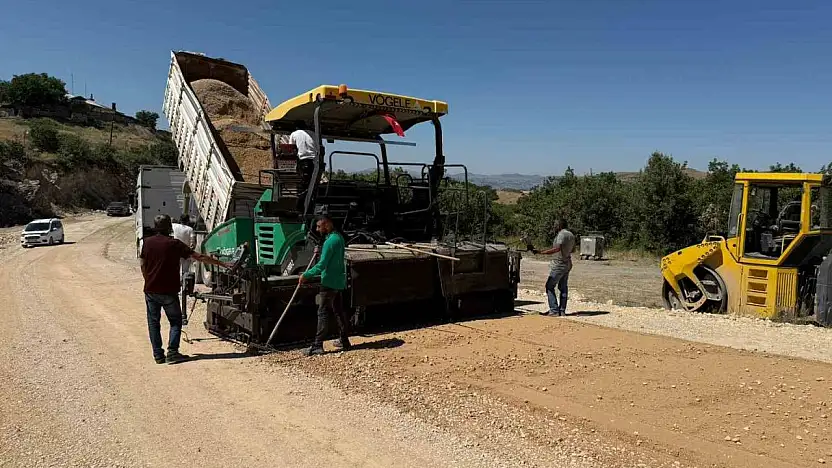 Tunceli'de grup köy yollarında sıcak asfalt çalışması başladı