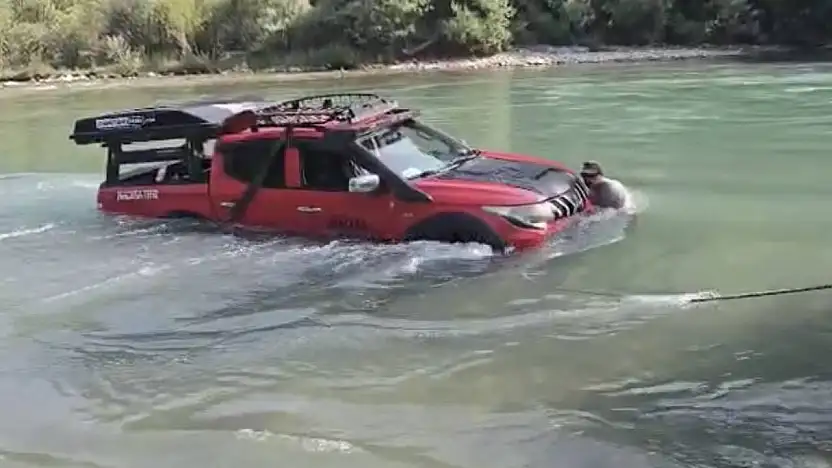 Tunceli'de Munzur Çayı'na uçan araç ekipler tarafından çıkarıldı